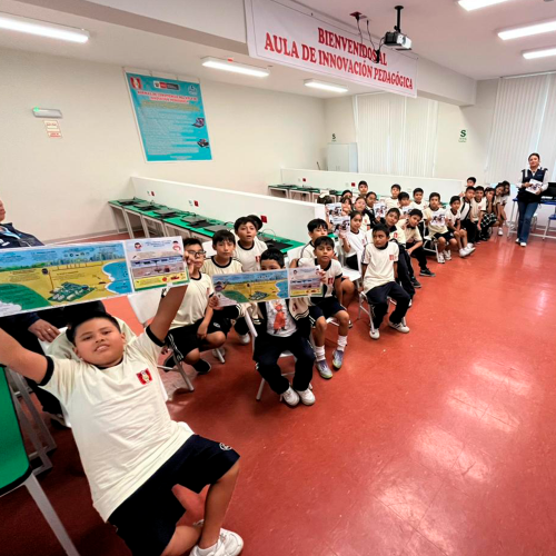 Estudiante del colegio Exprevocacional de Chimbote tras un taller de Educación Sanitaria dictado por el equipo social del Proyecto.